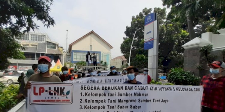 Aksi aktivis LP-LHK saat menggeruduk Kementrian LHK di Jakarta. (Istimewa/net)