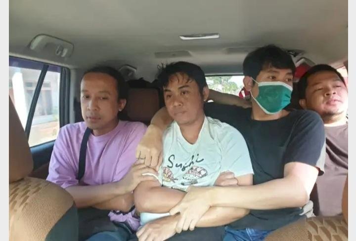 Tersangka Aceng saat dibawa petugas. (ist/rmolsumsel.id)