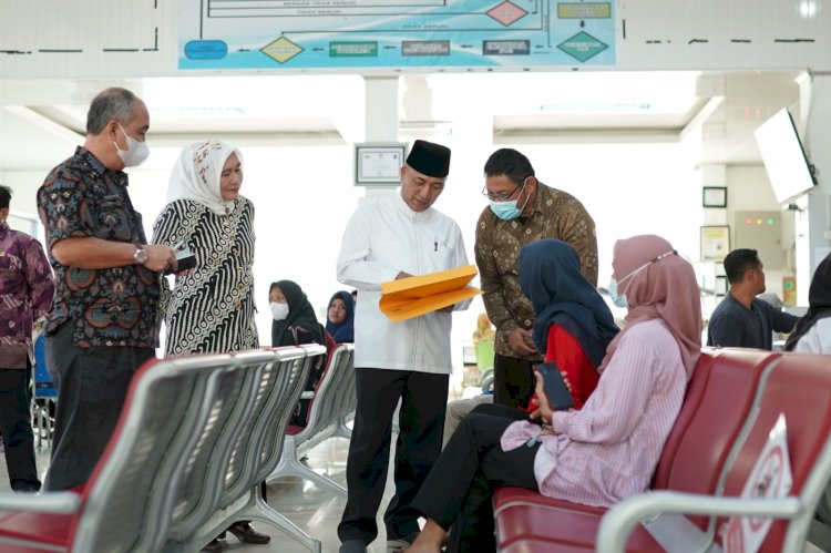 Pj Bupati Muba Apriyadi saat melakukan sidak ke Dinas Kependudukan dan Catatan Sipil. (Ist). 