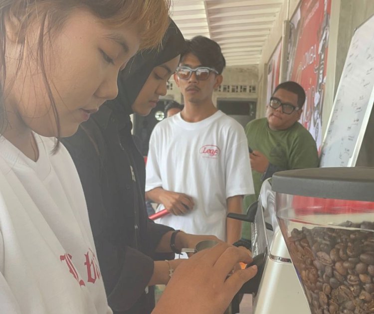 Sebanyak 34 peserta mengikuti lomba barista dalam rangka bulan Bung Karno yang digelar oleh DPD PDI Perjuangan Sumatera Selatan (Sumsel) di Kopidarat Cafe And Theater di Jalan Puncak Sekuning, Palembang, Jumat (24/6).(ist/rmolsumsel.id)   