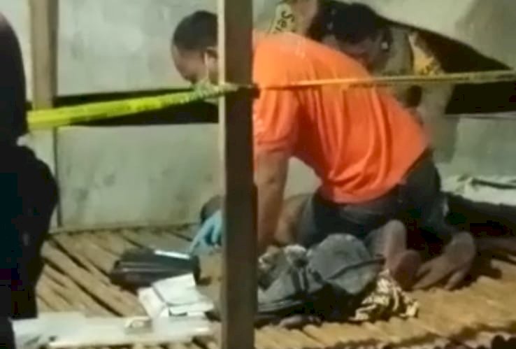 Petugas Inafis dari Polres Muba saat melakukan olahraga TKP penemuan mayat di Pos SPBU Sekayu. (Ist). 