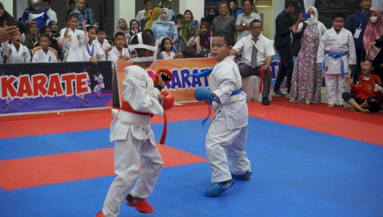 Aksi dua karateka cilik dalam kompetisi Kejurna II Piala M Alki di OKI. (Hari Wijaya/rmolsumsel.id)