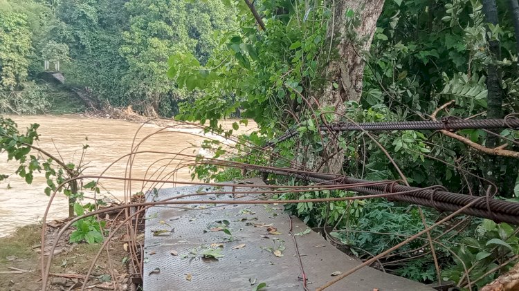 Jembatan gantung di Desa Keban Agung, Kecamatan Lawang Kidul, Kabupaten Muara Enim putus akibat diterjang air Sungai Enim yang meluap. (Noviansyah/Rmolsumsel.id). 