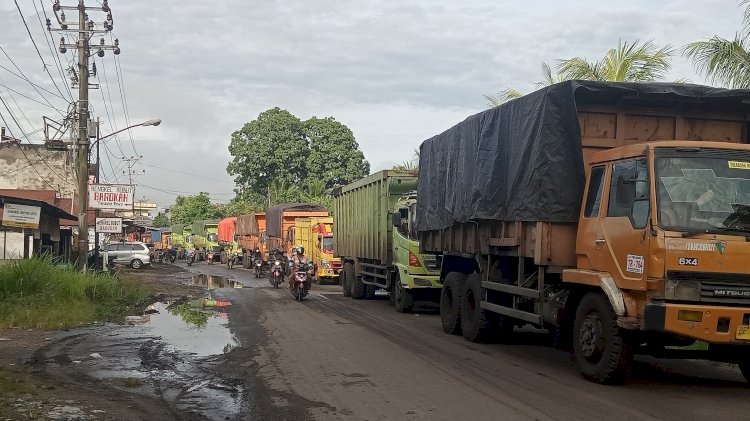 Kemacetan panjang terjadi di Jalan Lintas Tengah Sumatera akibat banjir dari luapan Sungai Enim. (Noviansyah/Rmolsumsel.id). 