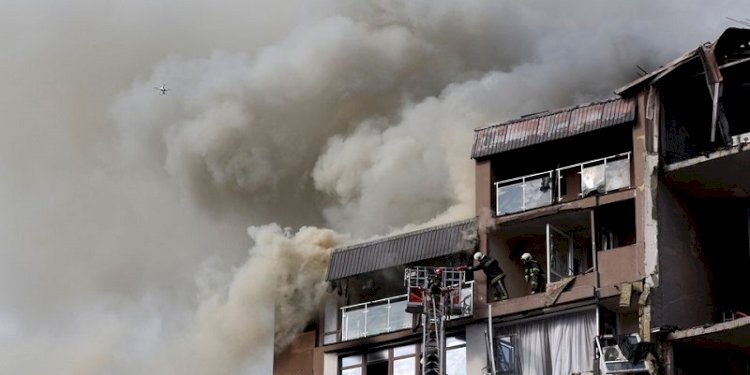 Sebuah gedung apartemen di Kyiv, Ukraina hancur sebagian akibat serangan Rusia pada Minggu pagi, 26 Juni 2022/Reuters
