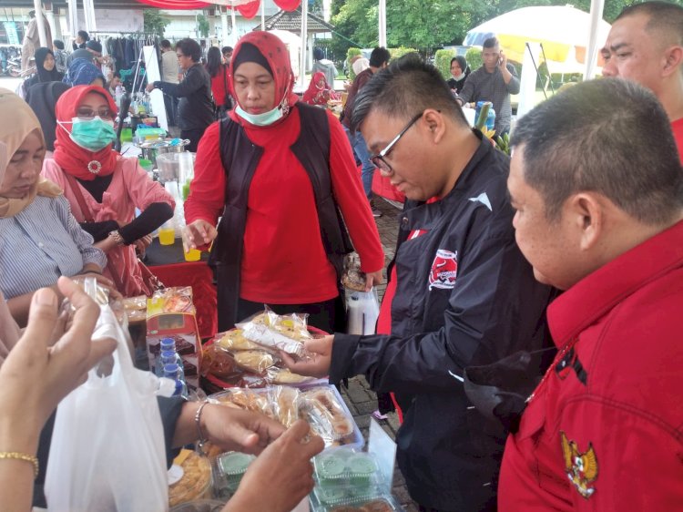 Ketua PDI Perjuangan Sumsel, Giri Ramandha Kiemas saat meninjau produk UMKM. (ist/rmolsumsel.id)