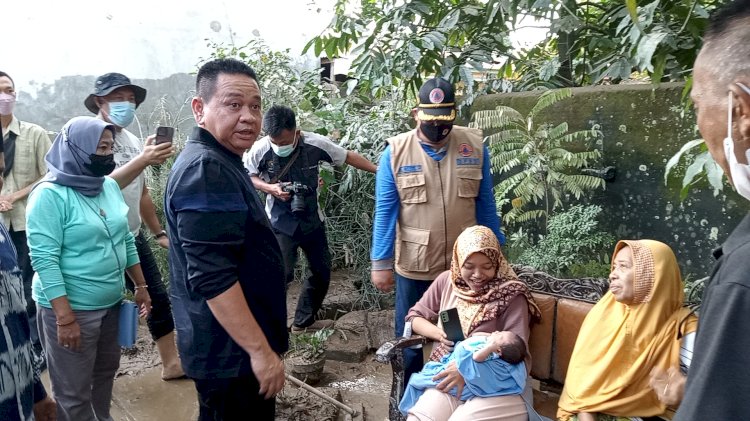 PJ Bupati Muara Enim Kurniawan saat meninjau korban banjir. (noviansyah/rmolsumsel.id)