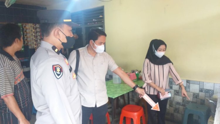 Anggota Polrestabes Palembang saat melakukan olahraga TKP pencurian sepeda motor. (Amizon/Rmolsumsel.id). 