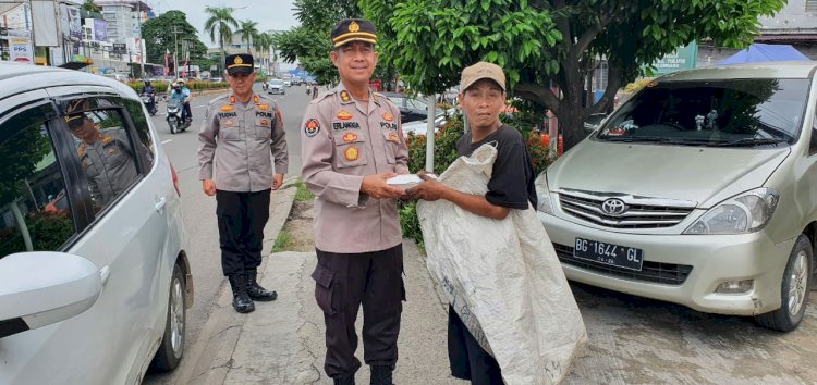 Pembagian paket sarapan pagi kepada sejumlah warga kurang mampu di Kota Palembang. (ist/rmolsumsel.id)