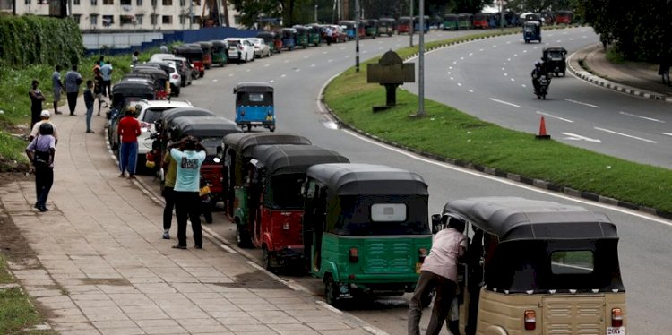 Pengemudi becak di Sri Lanka mengantre untuk mendapatkan BBM/Net