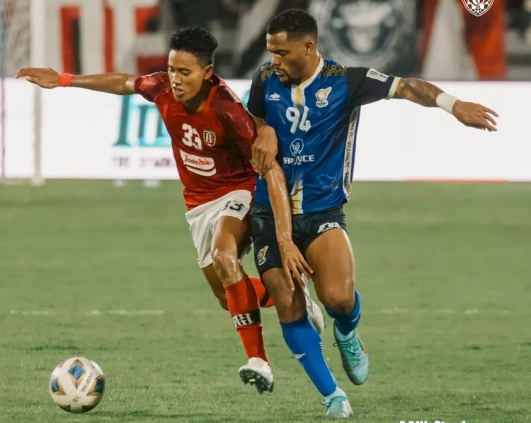 Pemain Bali United berjuang menghalau pergerakan pemain dari Visakha FC/repro