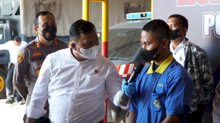 Konferensi pers kasus pembakaran mobil dan motor selingkuhan di Mapolres Grobogan. (ist/rmolsumsel.id)