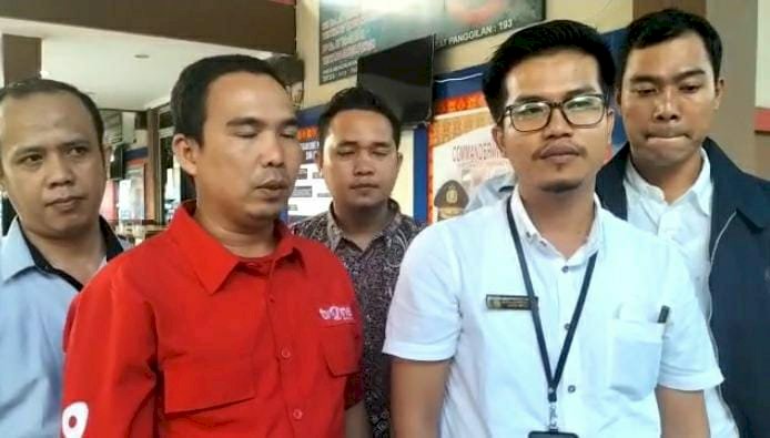 Wartawan TV di Palembang, Febriansyah didampingi kuasa hukumnya saat melapor ke Polrestabes Palembang. (Amizon/rmolsumsel.id)