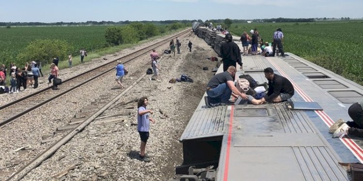 Kereta Penumpang Amtrak yang terguling usai menabrak truk yang melintas di perlintasan. (Istimewa/net)
