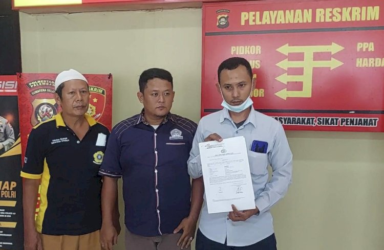 Sairmun  (35) didampingi kuasa hukumnya Arya Elvandari dari kantor hukum Iskandar Halim Law Office mendatangi Polrestabes Palembang guna melaporkan teman kuliahnya sendiri/ist