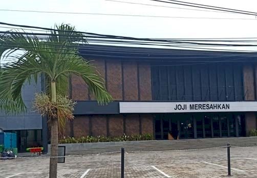 Pihak manajemen Holywings Palembang akhirnya mencopot nama atau tulisan Holywings yang ada di depan gedung yang berada di Jalan R Soekamto, Palembang tersebut dan menggantinya dengan nama Joji Meresahkan/ist