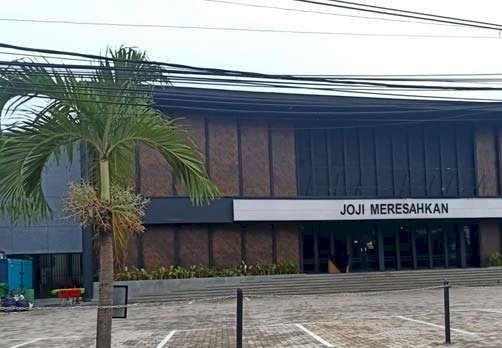Pihak manajemen Holywings Palembang akhirnya mencopot nama atau tulisan Holywings yang ada di depan gedung yang berada di Jalan R Soekamto, Palembang tersebut dan menggantinya dengan nama Joji Meresahkan/ist