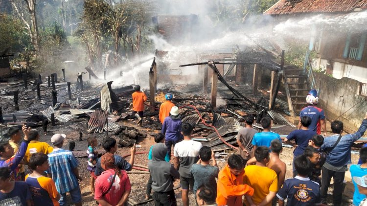 Empat rumah warga di Desa Ulak Teberau, Kecamatan Lawang Wetan, Kabupaten Musi Banyuasin hangus terbakar akibat Lakalantas yang ditimbulkan Mobil pengangkut minyak ilegal/Foto:Amarulla Diansyah