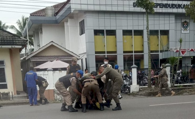 Satpol PP Muara Enim menangkap ODGJ pelaku penusukan warga/Foto:Noviansyah