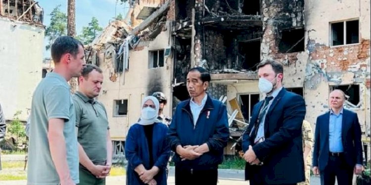 Presiden Joko Widodo dan Ibu Iriana meninjau Apartemen Lipky di Kota Irpin, Ukraina pada Rabu, 29 Juni 2022/Net