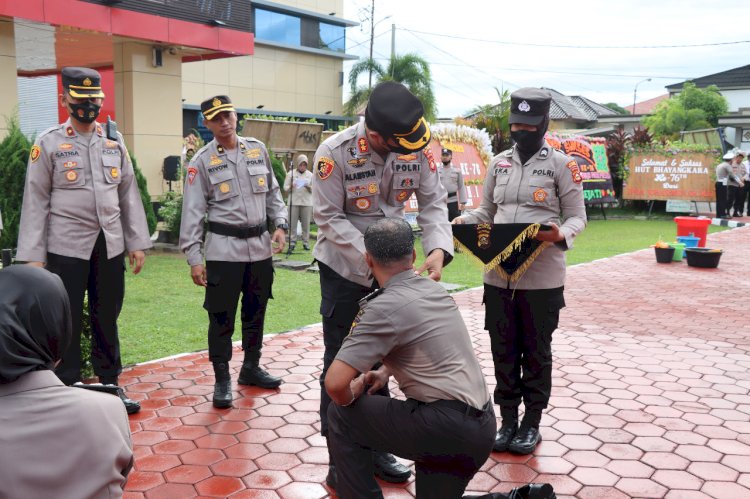 Kapolres Muba AKBP Alamsyah Pelupessy memimpin upacara kenaikan pangkat 38 anggota. (Ist). 