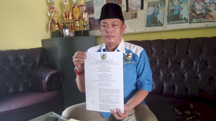 Adriansyah saat memperlihatkan SK mandat perpanjangan kepengurusan DPP KNPI Kabupaten Muara Enim. (noviansyah/rmolsumsel.id)