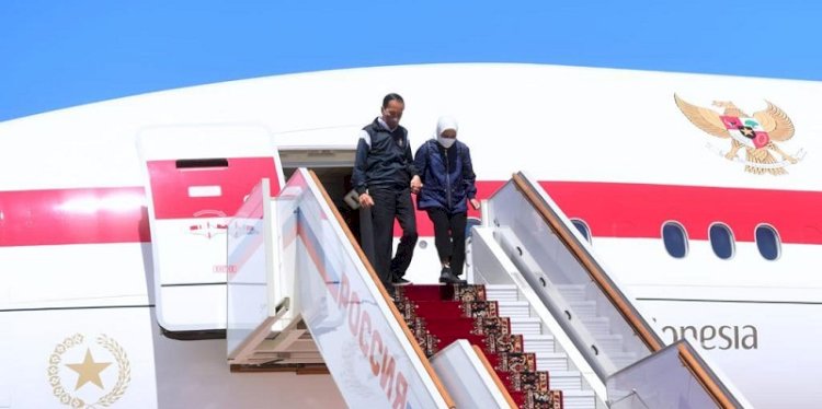 Presiden RI, Joko Widodo bersama ibu Iriana saat tiba di Moskow, Rusia (Istimewa/net)