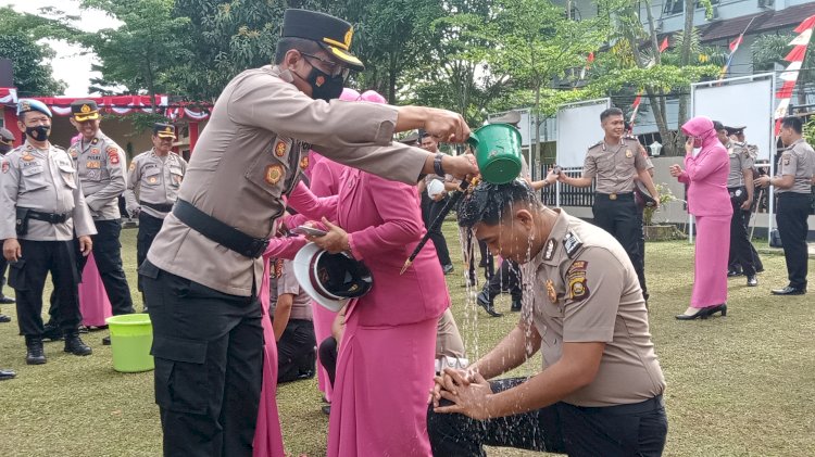 Kapolres Muara Enim, AKBP Aris Rusdiyanto saat memimpin prosesi kenaikan pangkat di halaman Mapolres Muara Enim. (ist/rmolsumsel.id)