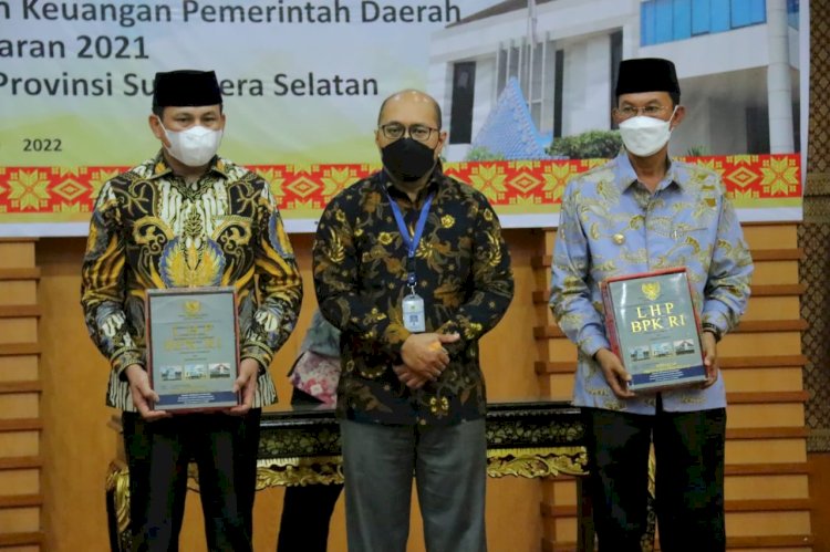 Ketua DPRD Kota Palembang, Zainal Abidin (kiri), Ketua BPK RI Perwakilan Sumsel, Harry Purwaka (tengah) dan Wali Kota Palembang, Harnojoyo (kanan) usai menerima LHP atas LKPD 2021. (ist/rmolsumsel.id)