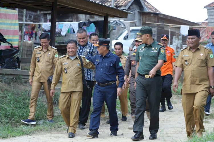 Pj Bupati Muba Apriyadi didampingi Dandim 0401 Muba, Letkol ARM Dede Sudrajat mengunjungi Desa Sako Suban Kecamatan Batang Hari Leko. (Ist). 