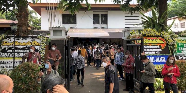 Situasi di kediaman dinas tempat jenazah Tjahyo Kumolo disemayamkan/ist