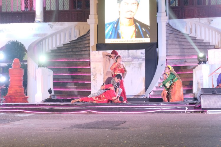 Penampilan Sendratari  yang disajikan Tim Kesenian Dinas Kebudayaan Kota Palembang berhasil memukau pengunjung Festival Sriwijaya, Kamis malam (30/6).  (ist/rmolsumsel.id)