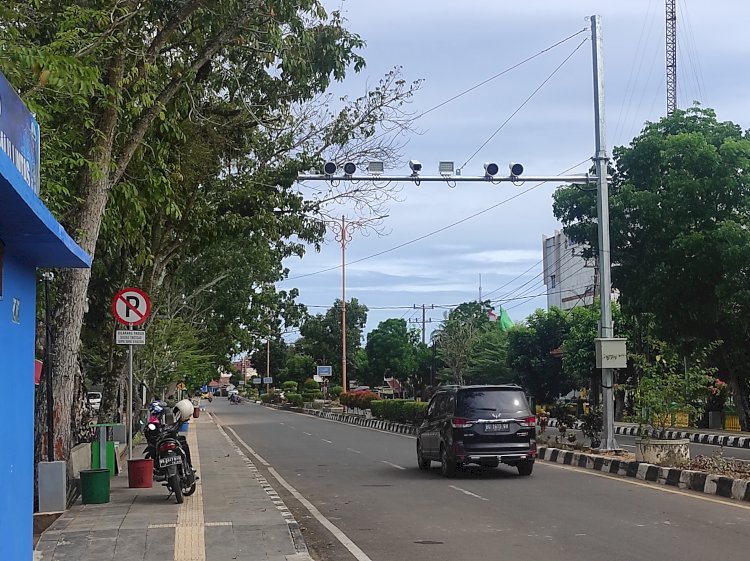 Kamera e-TLE mulai di pasang di Sekayu guna menekan pelanggaran lalu lintas. (Amarullah Diansyah/Rmolsumsel.id). 