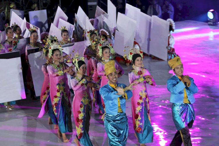 Tarian kolosal mengawali opening Fornas VI di Venue Dayung Jakabaring Sport City (JSC)/Foto: Humaidy Kennedy