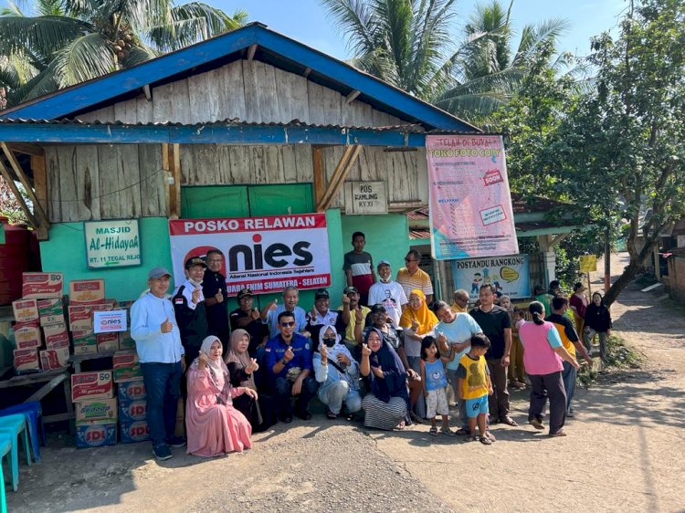 Relawan DPD Anies Muara Enim membantu korban banjir bandang di Tanjung Enim, kecamatan Lawang Kidul, Kabupaten Muara Enim. (Noviansyah/Rmolsumsel.id). 