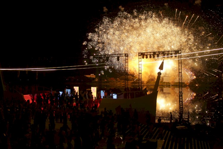 Pesta kembang api sebagai penanda dibukanya FORNAS VI di Sumsel. (Humaidy Kennedy/rmolsumsel.id)