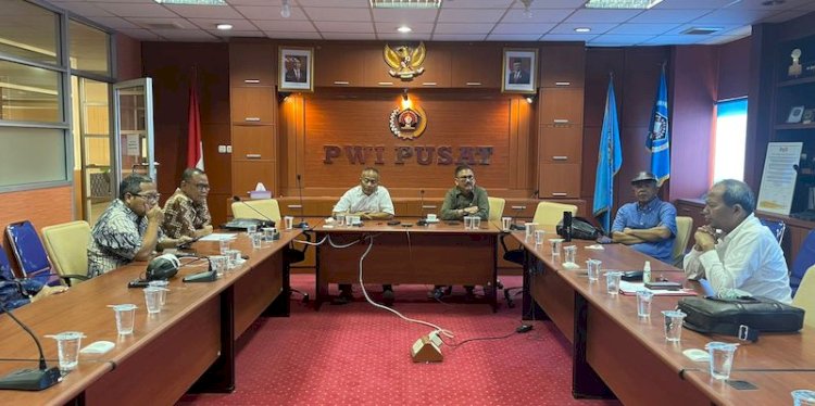 Ketua Dewan Kehormatan PWI Ilham Bintang (kanan di baris depan) bersama Ketua Umum PWI Pusat Atal S. Depari dalam rapat Dewan Kehormatan PWI Pusat, Jumat (1/7)./Ist