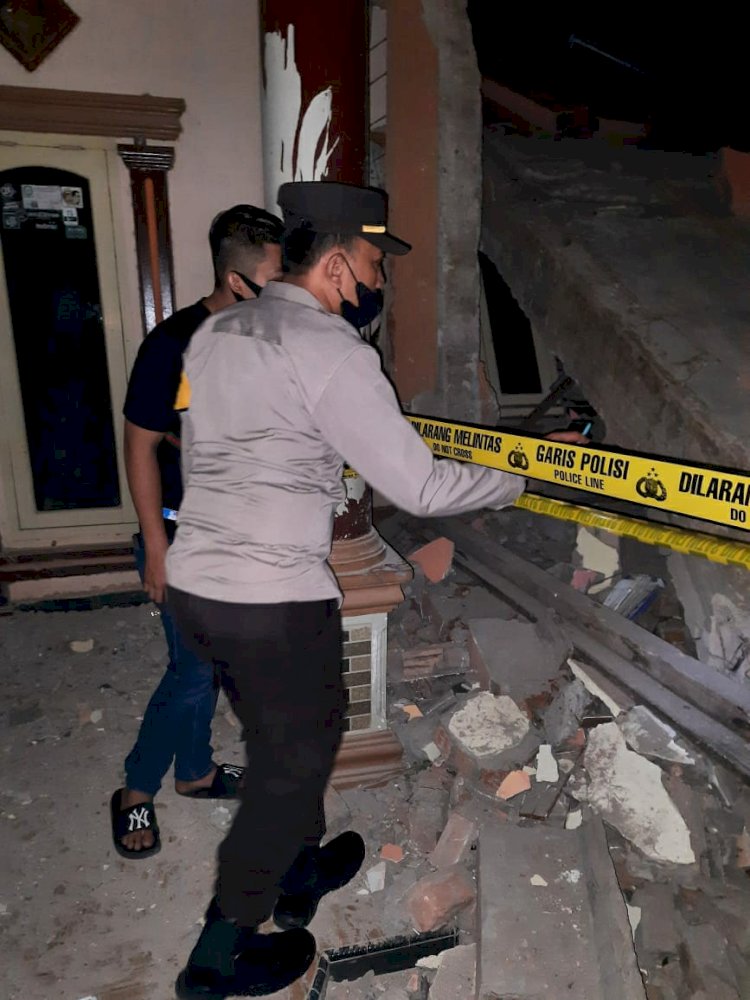 Petugas memasang garis polisi di lokasi ambruknya Gedung Yayasan Ulil Albab di Jalan Semarang Borang, Palembang. (Ist/rmolsumsel.id) 