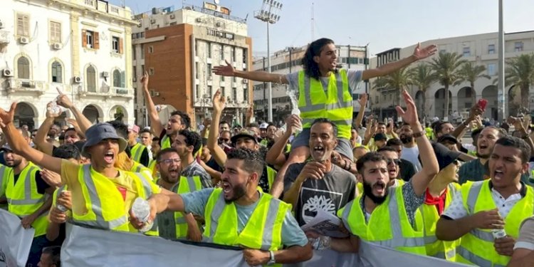 Masyarakat Libya memprotes pemadaman listrik di dalam Martyrs' Square, di Tripoli, Libya 1 Juli 2022/Net