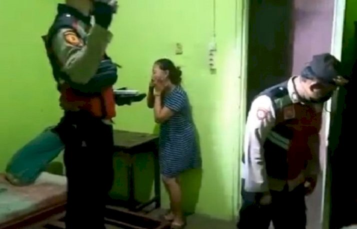 Unit Samapta Polrestabes Palembang merazia sejumlah indekos dan penginapan. Hasilnya ditemukan empat pasangan mesum yang rata-rata masih remaja bahkan salah satunya anak-anak berduaan di atas ranjang penginapan.  (ist/rmolsumsel.id)
