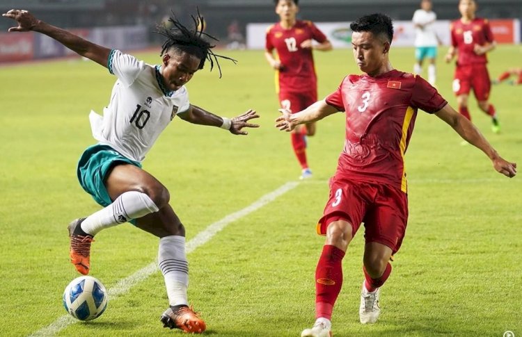 Ronaldo Kwateh mencoba melewati hadangan pemain belakang Vietnam/Foto:PSSI