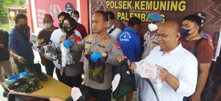 Kapolrestabes Palembang, Kombes Pol Mokhamad Nngajib didampingi Kasatreskrim, Kompol Tri Wahyudi dan Kapolsek Kemuning, AKP Fitri Dewi Utami saat memamerkan barang bukti hasil kejahatan pada konferensi pers yang digelar di Polsek Kemuning. (amizon/rmolsumsel.id)