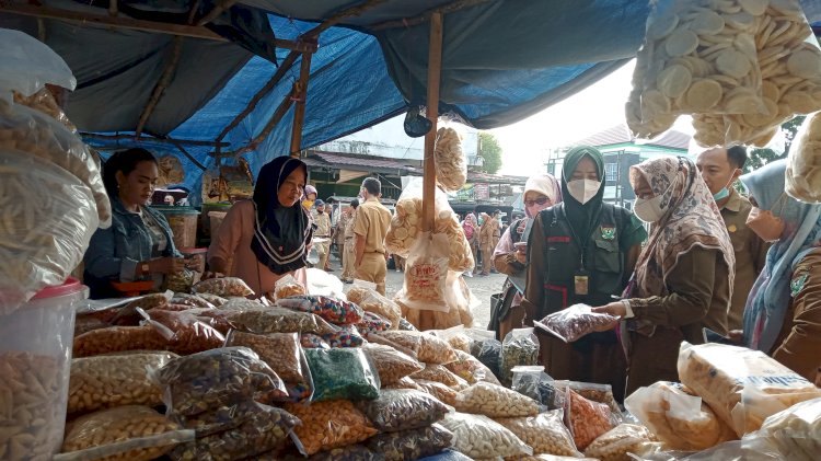 Pedagang kue kering di Pasar Inpres Muara Enim. (noviansyah/rmolsumsel.id)