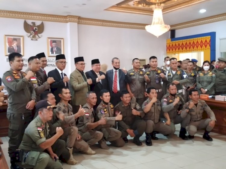 Puluhan personel Satpol PP se-Sumsel usai menggelar pertemuan dengan Komisi I DPRD Sumsel. (ist/rmolsumsel.id)