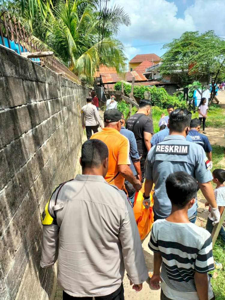 Pihak kepolisian melakukan evakuasi terhadap jenazah Bahrum. Ist