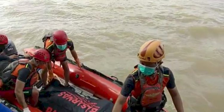 Korban saat dievakuasi setelah berhasil ditemukan di Sungai Musi. (ist). 