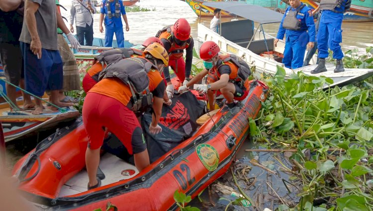 Tim Basarnas Palembang berhasil  menemukan jasad Erwin (45), warga Kelurahan Sako yang hanyut di Sungai Musi. (ist/rmolsumsel.id)