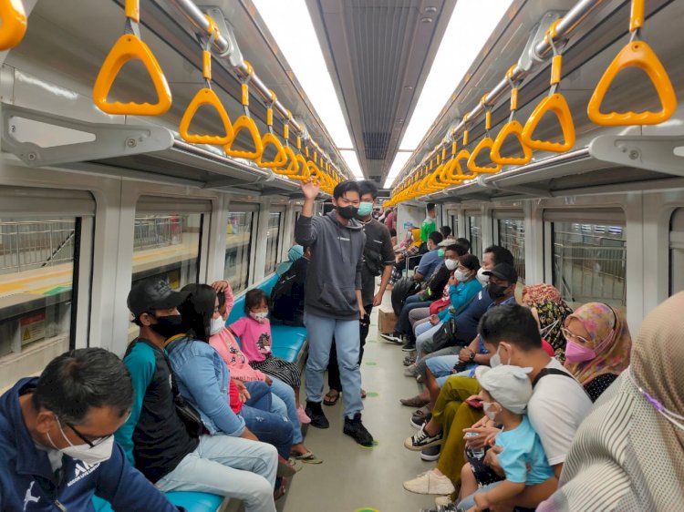 Penumpang LRT Sumsel. (eko prasetyo/rmolsumsel.id) 