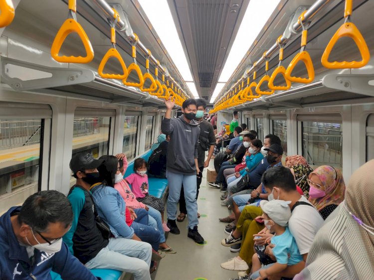 Penumpang LRT Sumsel terlihat cukup ramai. (eko prasetyo/rmolsumsel.id)