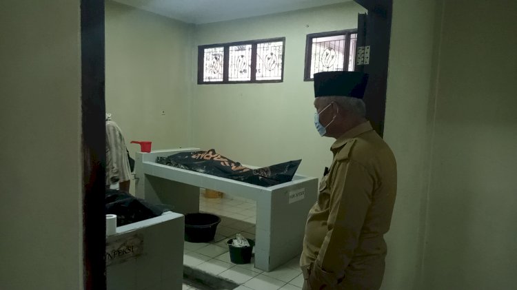 Pj Sekda Muara Enim, Riswandar saat melihat langsung kedua jasad di kamar jenazah RSUD HM Rabain. (Noviansyah/rmolsumsel.id)